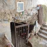 ...quello che d� accesso a una grotticella inglobata nelle fondamenta del ristorante �Da Nicola�: l�antica abitazione di Varvamingo